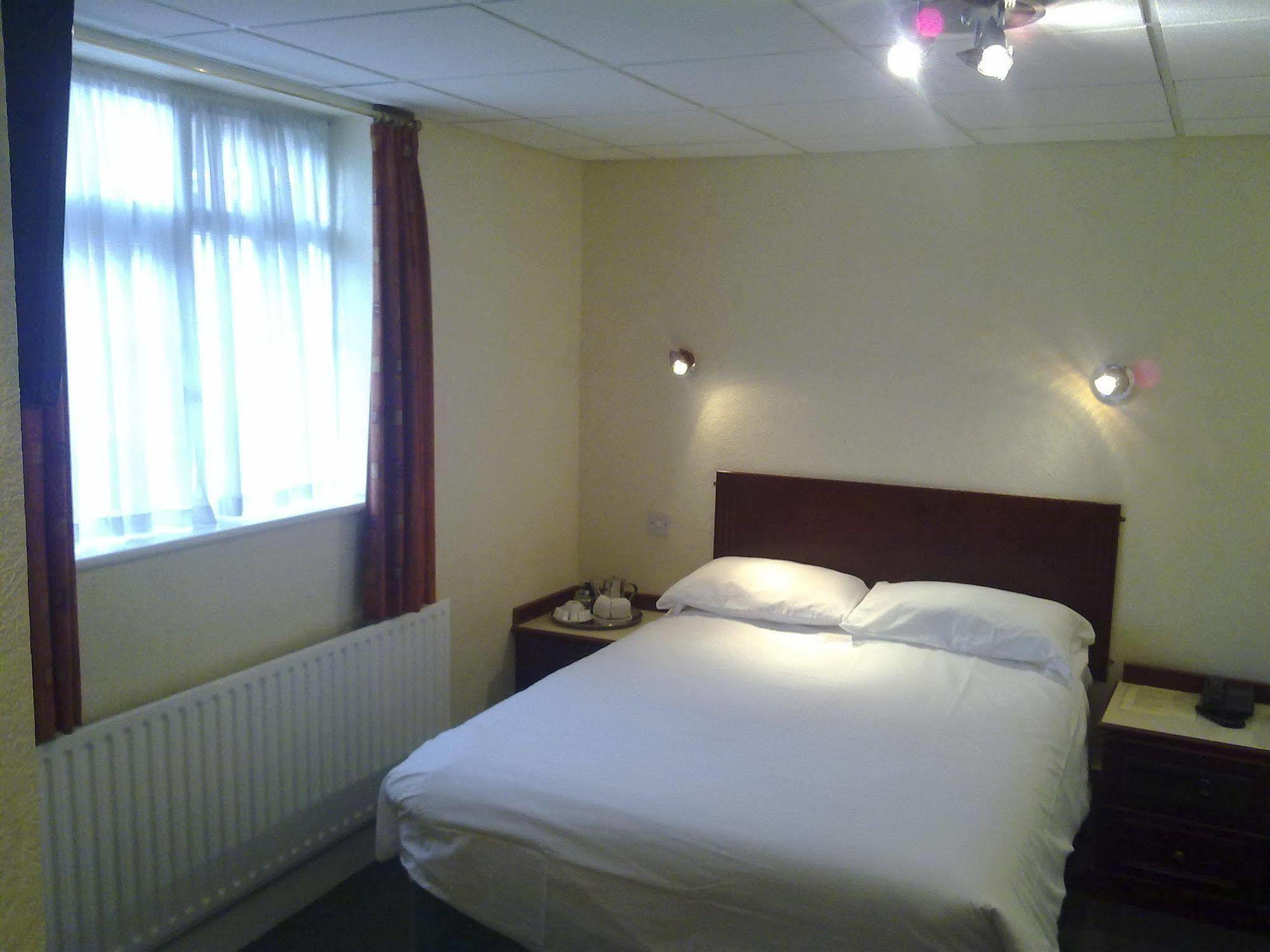 Cedar Tree Hotel Rugeley Exterior foto
